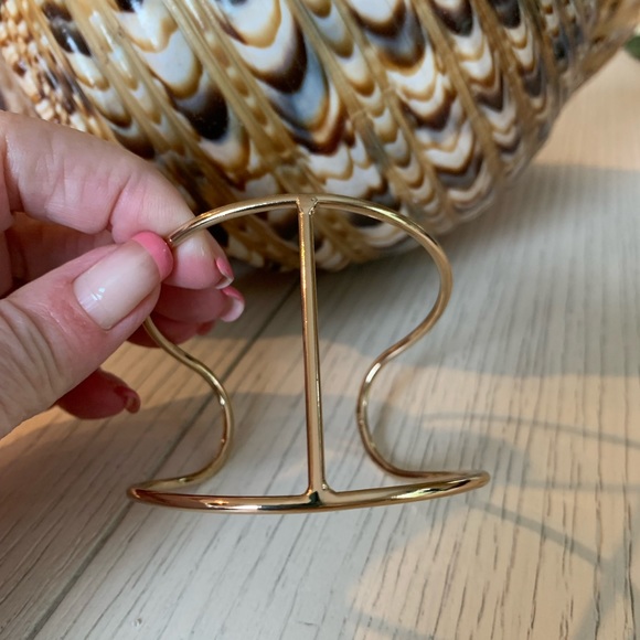 Pretty little cuff gold bracelet 🌹 - Picture 3 of 3